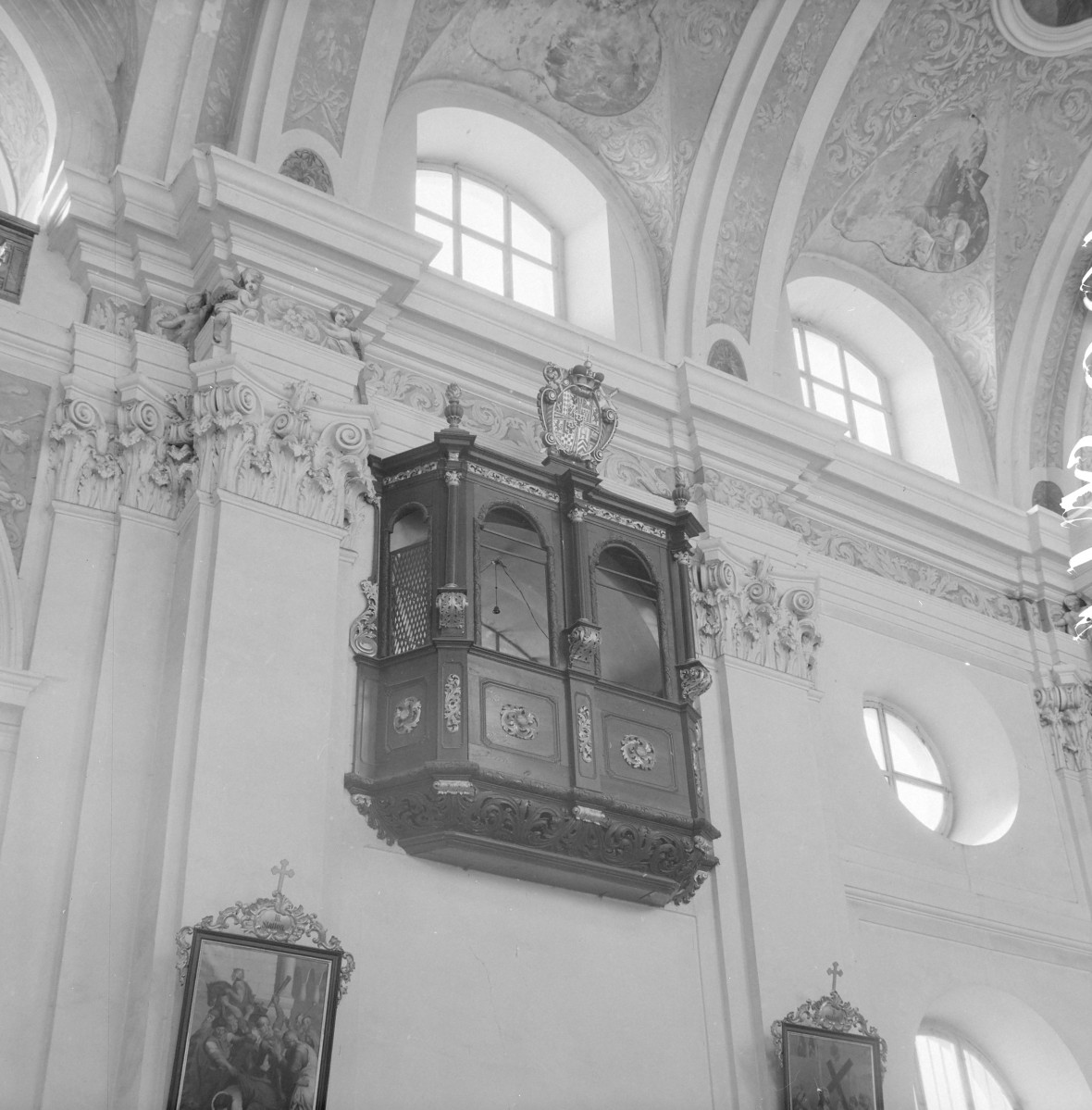 kościół parafialny pw. św.św. Mikołaja i Franciszka Ksawerego - wnętrze: loża w prezbiterium, skan 1