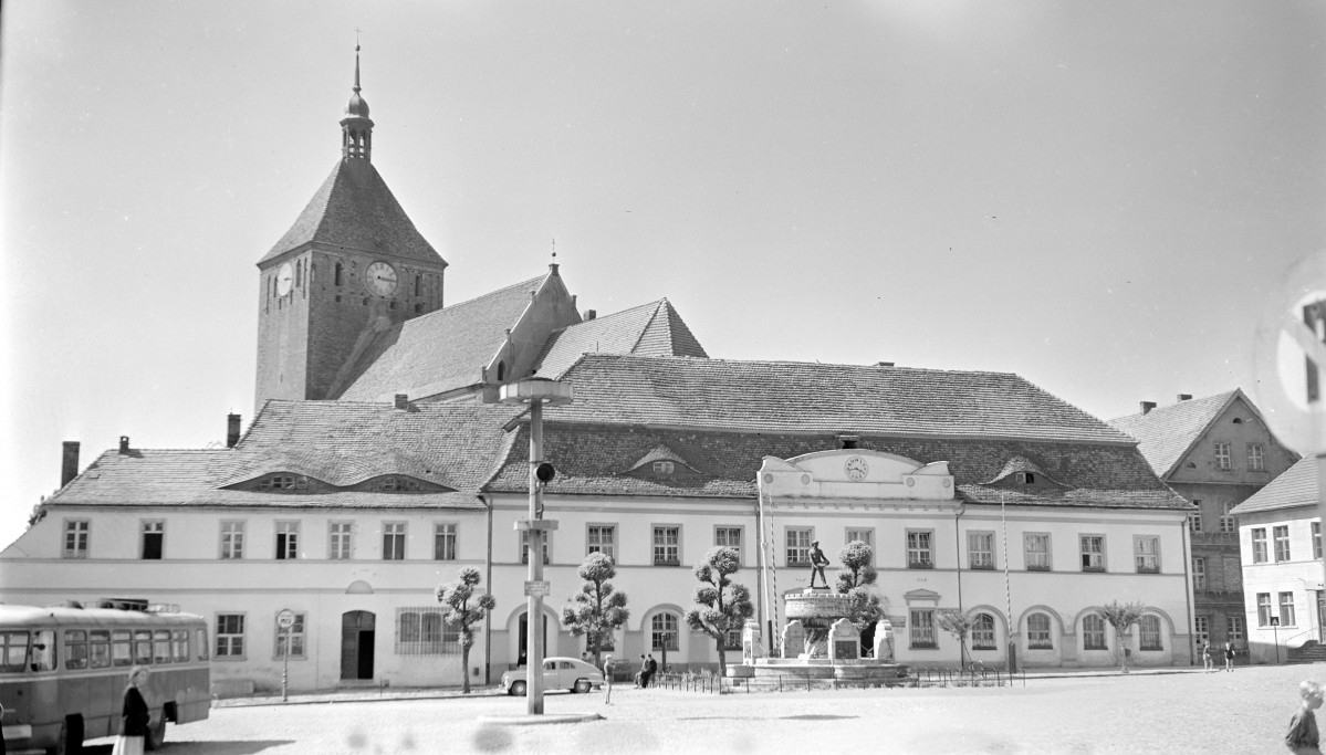 Ratusz - widok ogólny oraz widok na fontannę, skan 1