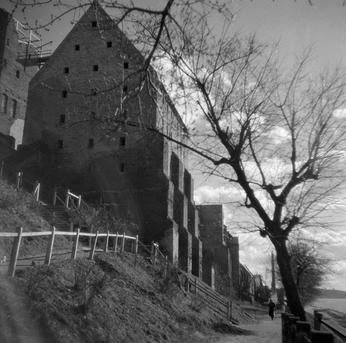 Spichlerz - elewacja szczytowa od strony skarpy, skan 1