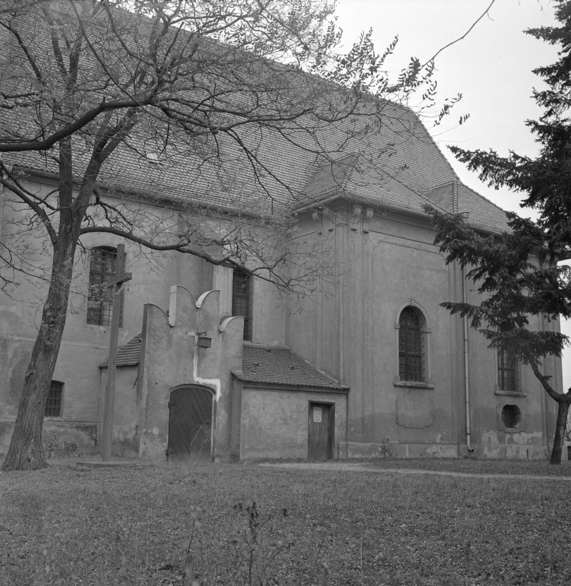 kościół parafialny pw. św. Marii Magdaleny - elewacja boczna barokowy korpus nawy głównej, skan 1