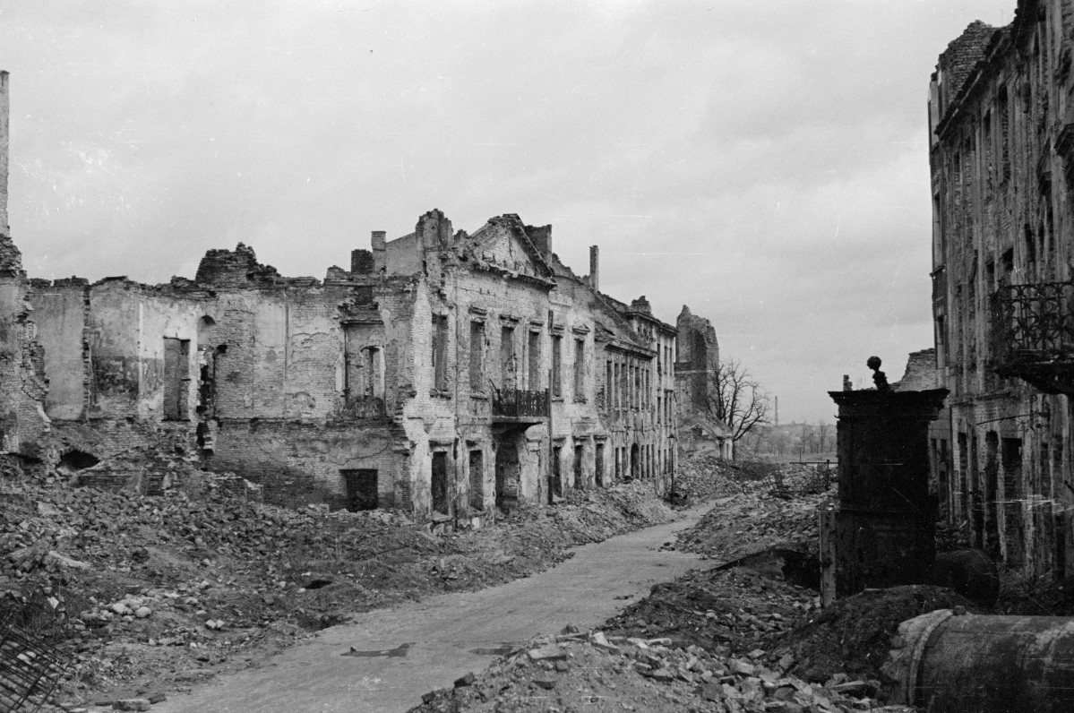 Zniszczona zabudowa miejska. Widok w kierunku rzeki Wisła. Zniszczona kamienica Górskich i Pałac Chodkiewiczów., skan 1