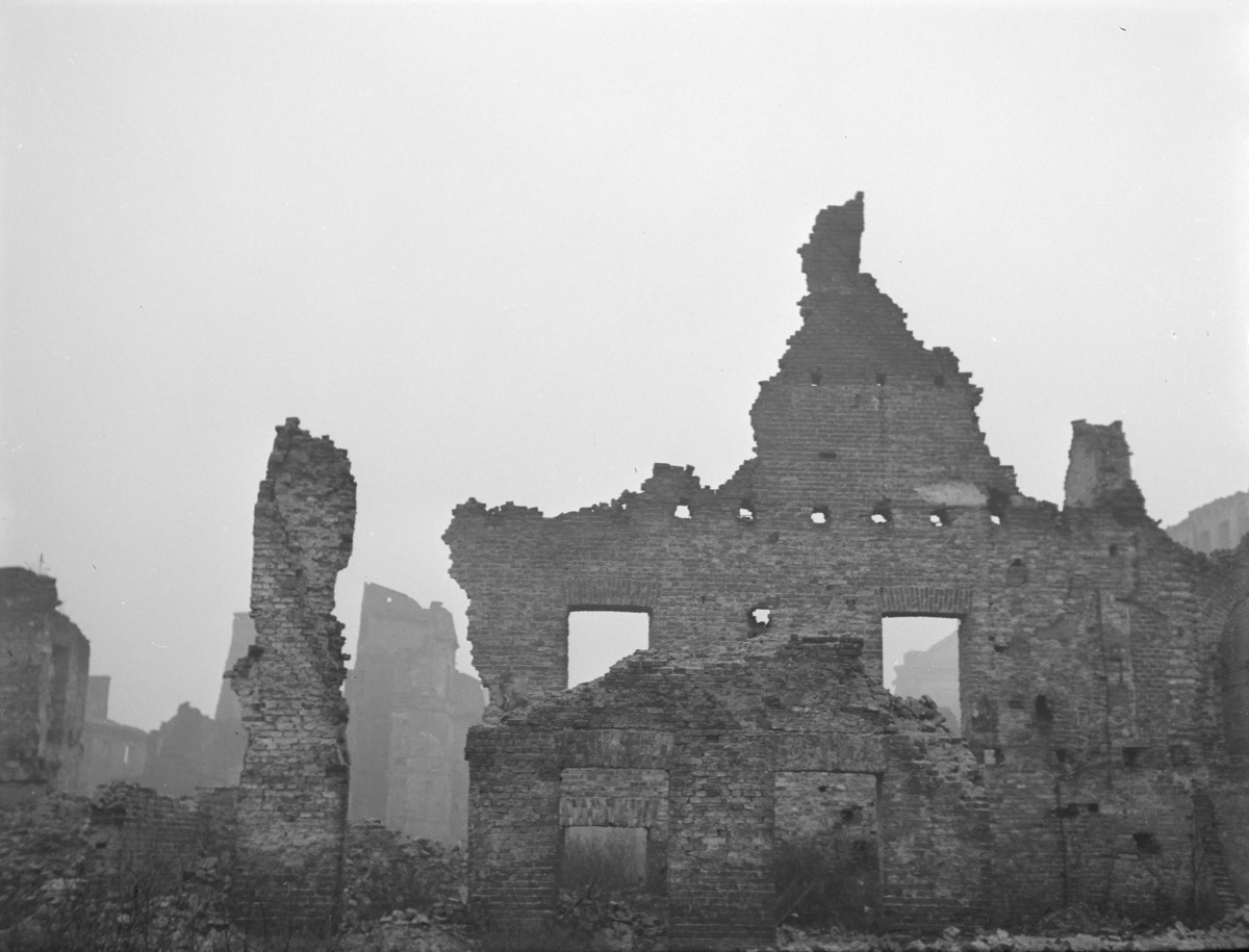 Fragment ruin pierzei rynku., skan 1