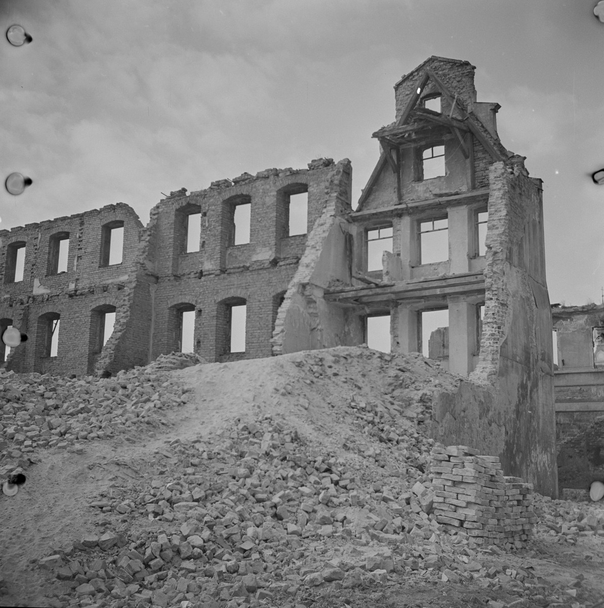 kamienica - elewacja wewnętrzna, ruina, skan 1
