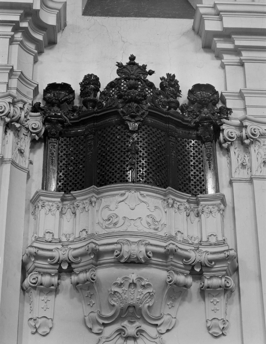 sanktuarium św. Jadwigi Śląskiej - kościół: fragment chóru boczny w nawie głównej, skan 1
