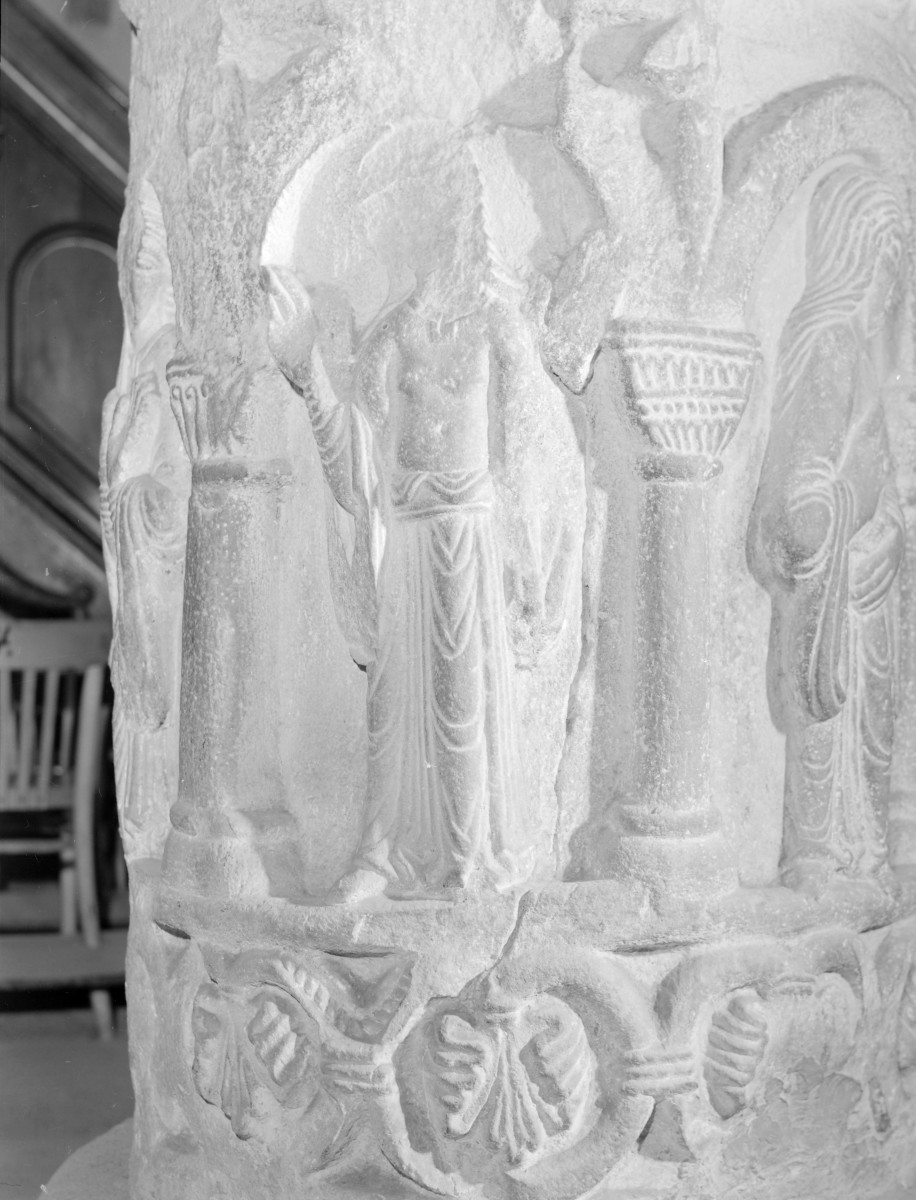 Kościół pw. Świętej Trójcy - nawa główna. Kolumna romańska. Kolumna cnót. Detale., skan 1