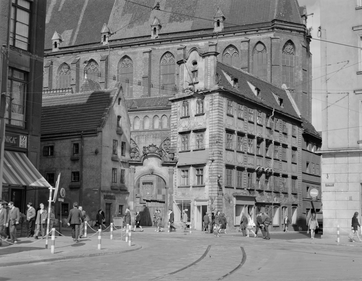 Kamienice Jaś i Małgosia - widok ogólny, elewacje, brama barokowa , skan 1