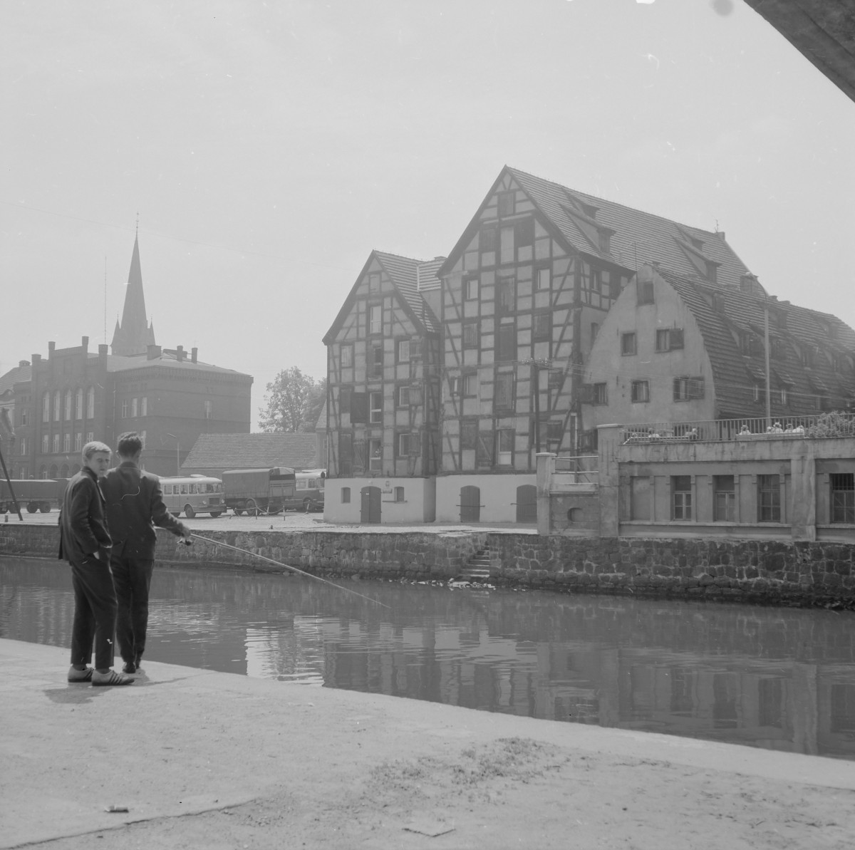Spichlerze - elewacja szachulcowa, rzeka Brda, skan 1