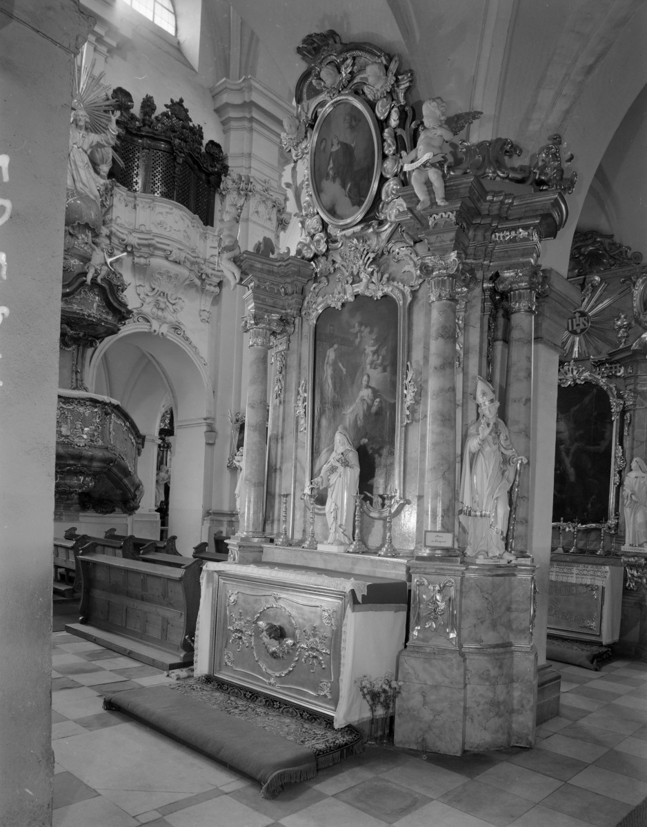 sanktuarium św. Jadwigi Śląskiej - kościół: barokowy ołtarz nawa główna obok ambony, skan 1