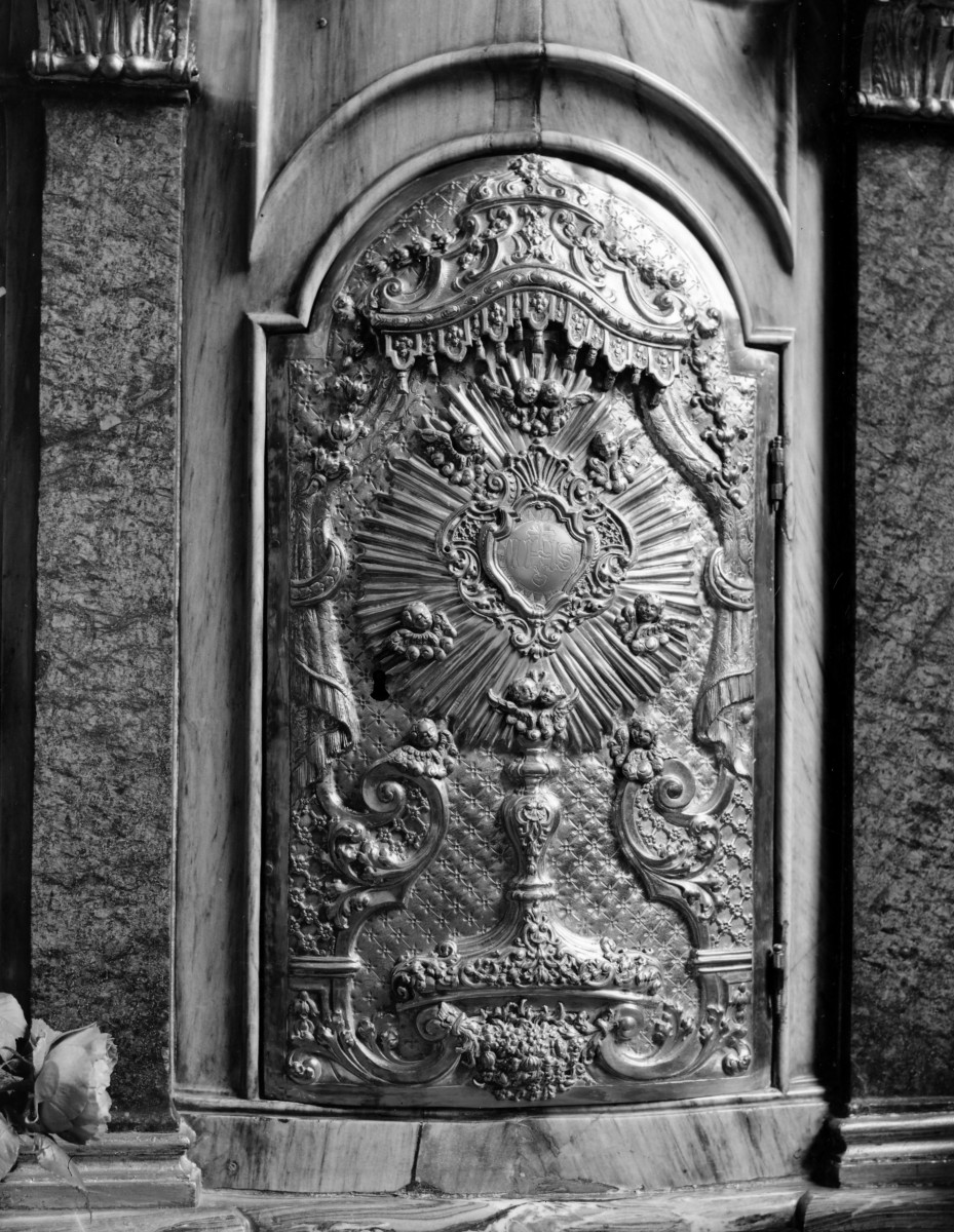 katedra św. Stanisława i św. Wacława - kaplica Matki Bożej Świdnickiej (kaplica rzeźników), ołtarz, tabernakulum, skan 1