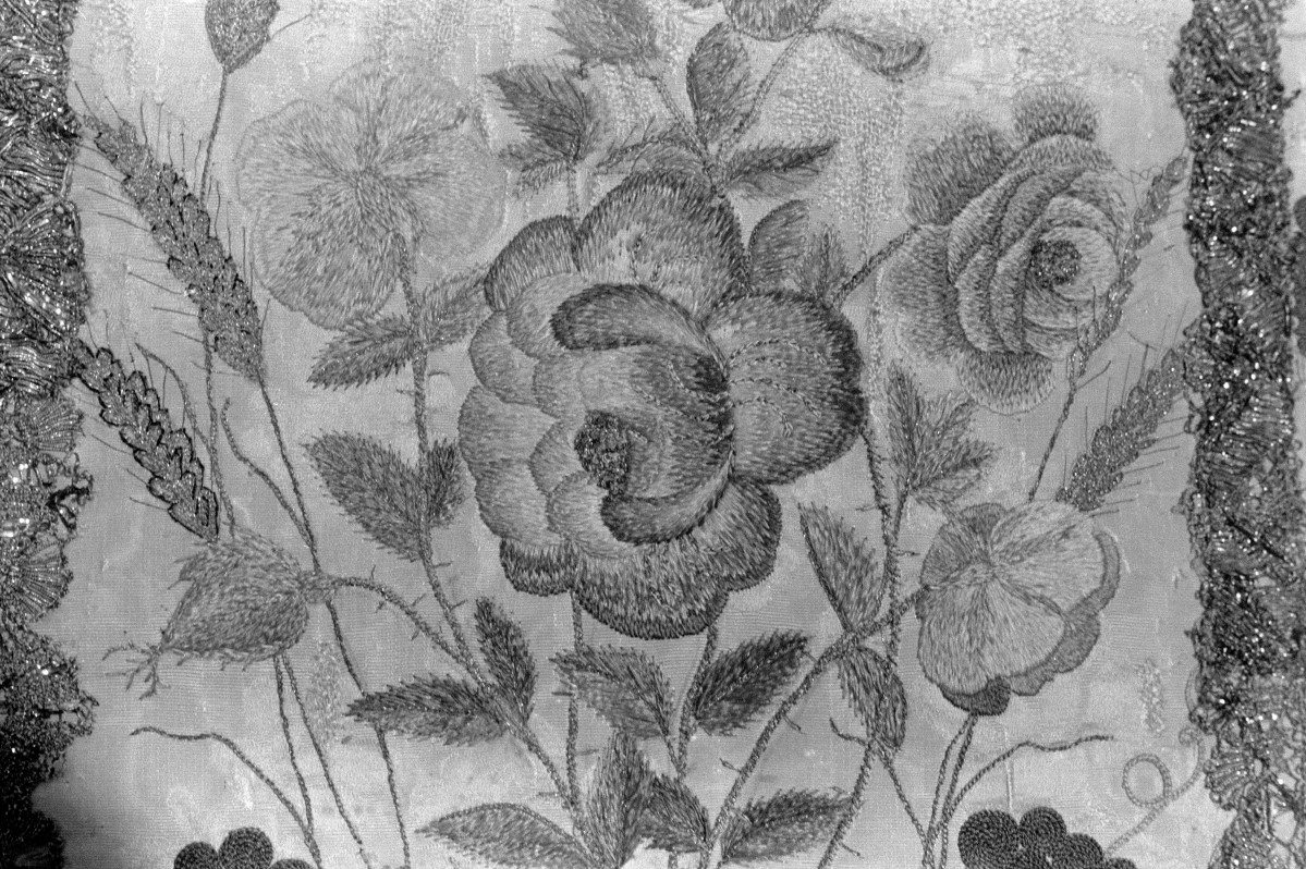 Skarbiec Katedralny - Ornat. Niemcy. 1755 - 65. Haft Polski ok. 1799. Dół kolumny. Róża jako symbol eucharystii., skan 1