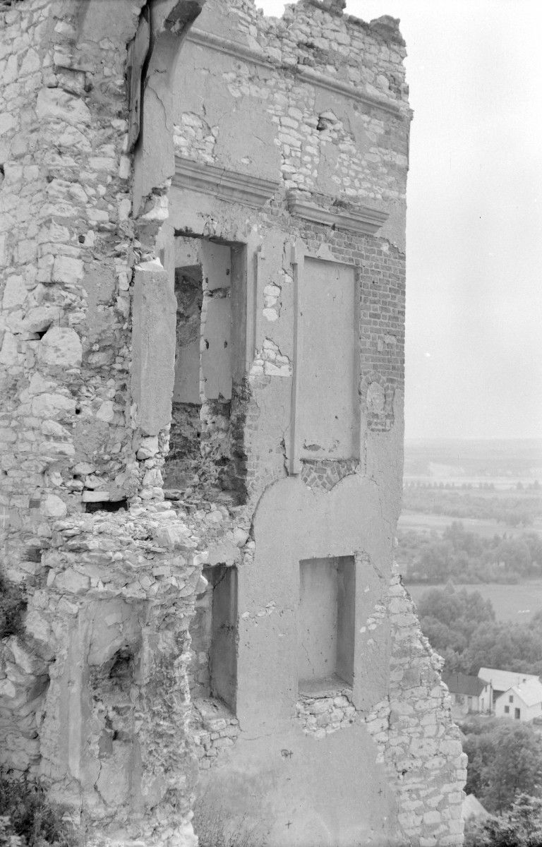 Zamek. Zniszczone fragment murów. Fragment elewacji płd. II piętro., skan 1