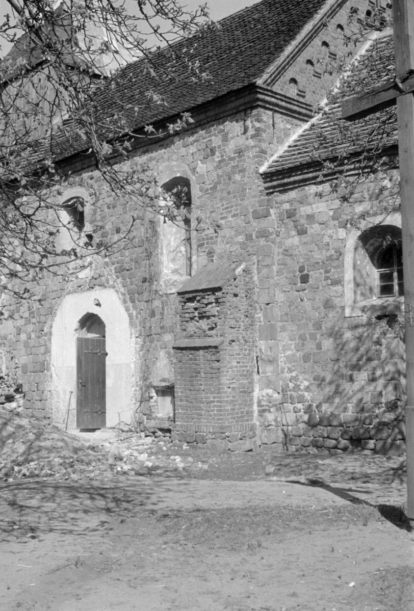 kościół romański - fragment elewacji południowo-wschodniej, skan 1