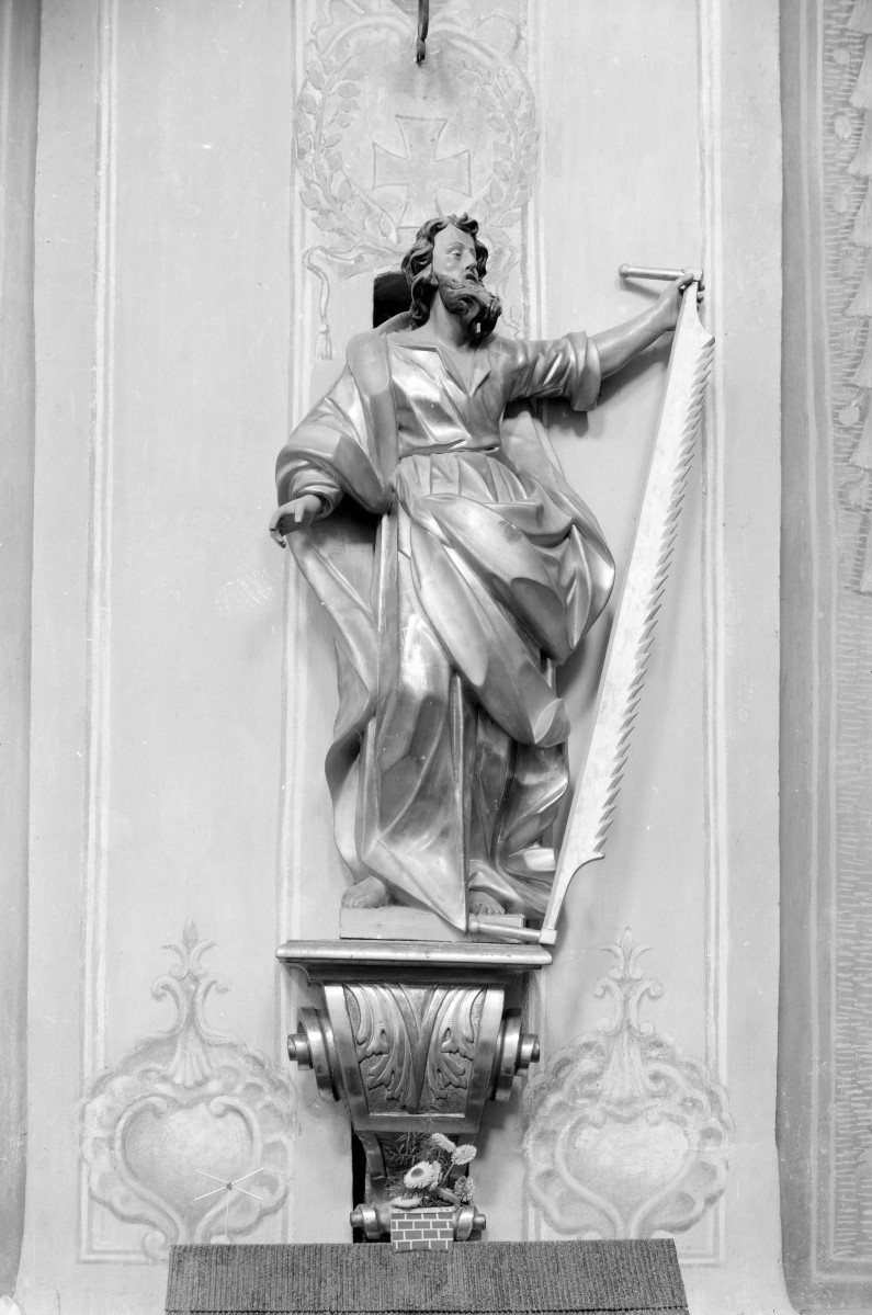 Kościół Wniebowzięcia NMP - wnętrze: rzeźba apostoła przy ścianie tęczowej, skan 1