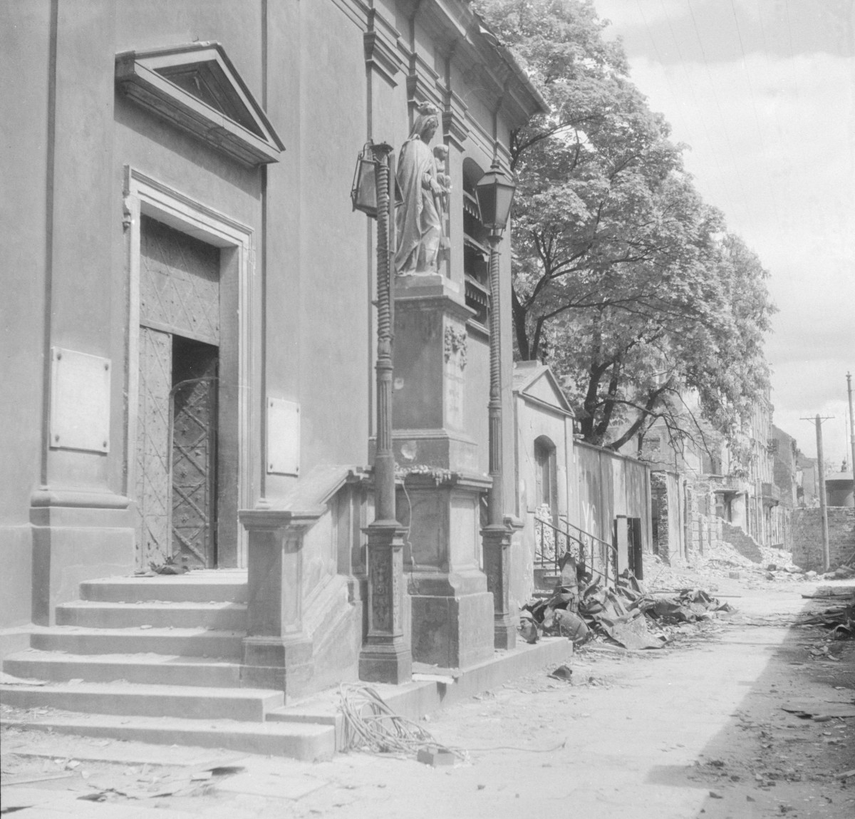 Kościół Narodzenia Najświętszej Maryi Panny - elewacja frontowa z głównym portalem., skan 1