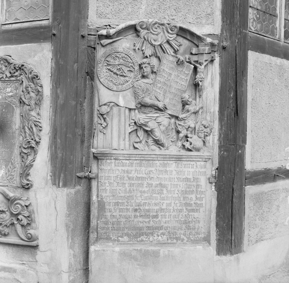 kościół Pokoju im. Trójcy Świętej - elewacja, epitafium, skan 1