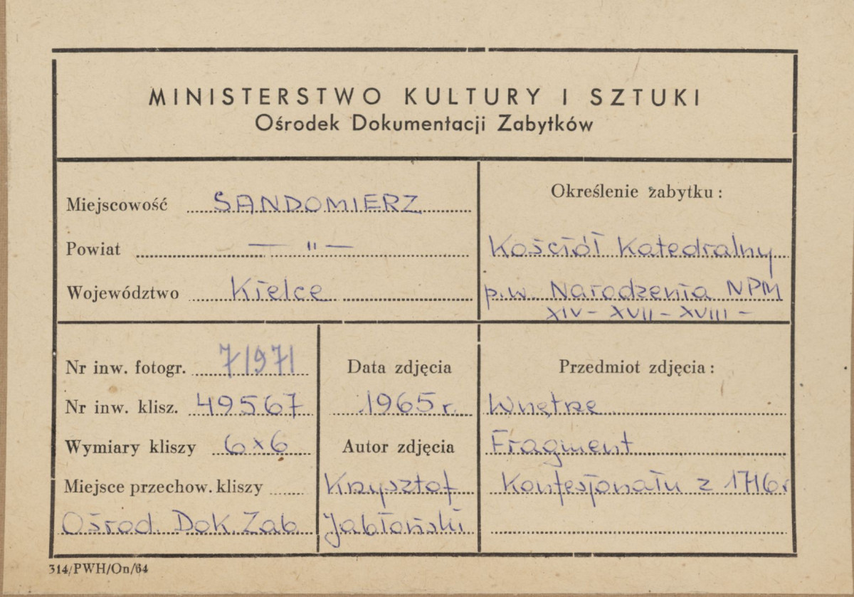  Katedra - wnętrze, widok ścianki bocznej konfesjonału - metryczka, skan 1