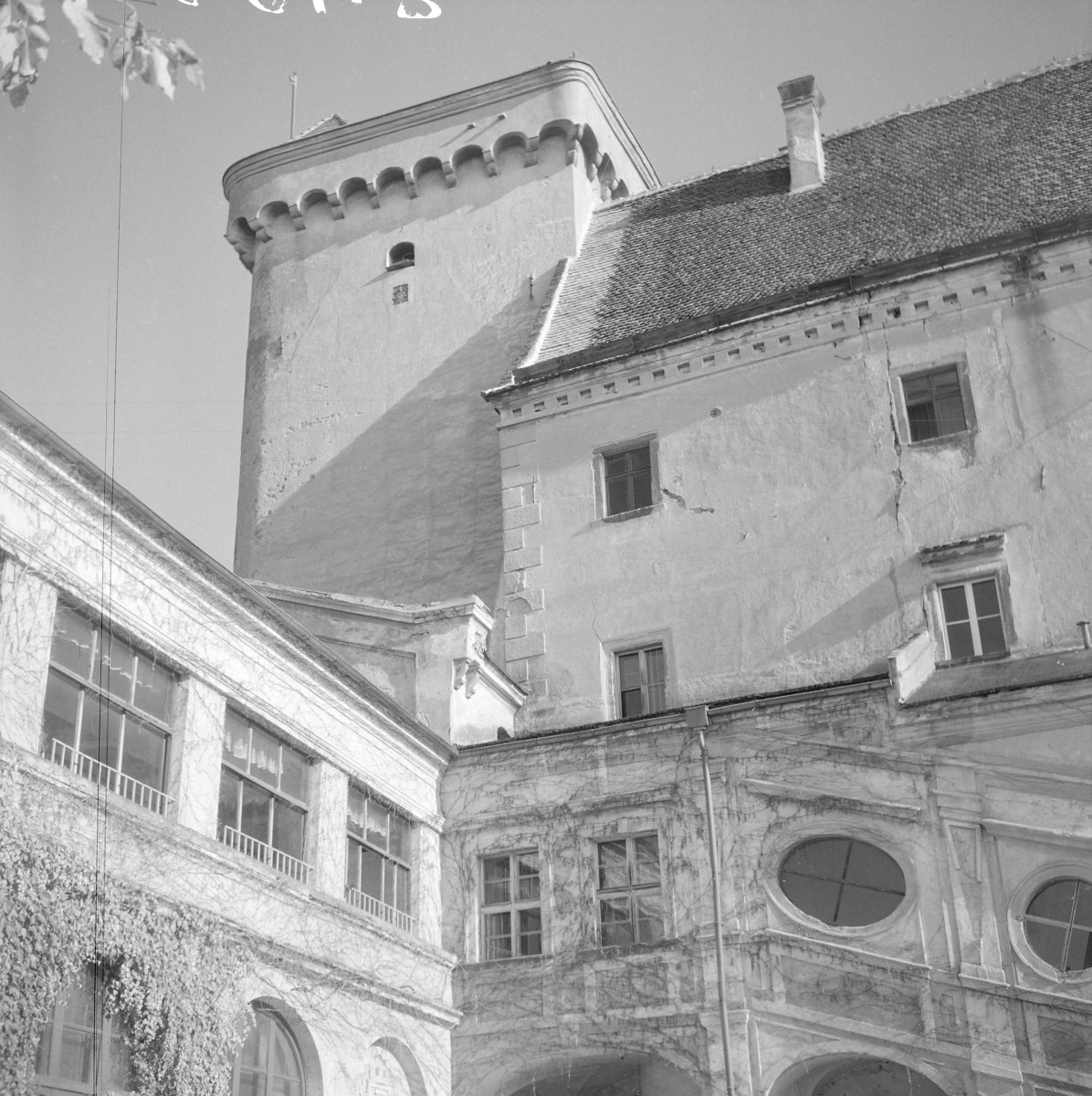 zamek - fragment elewacji, dziedziniec wewnętrzny narożnik południowo-zachodni, skan 1