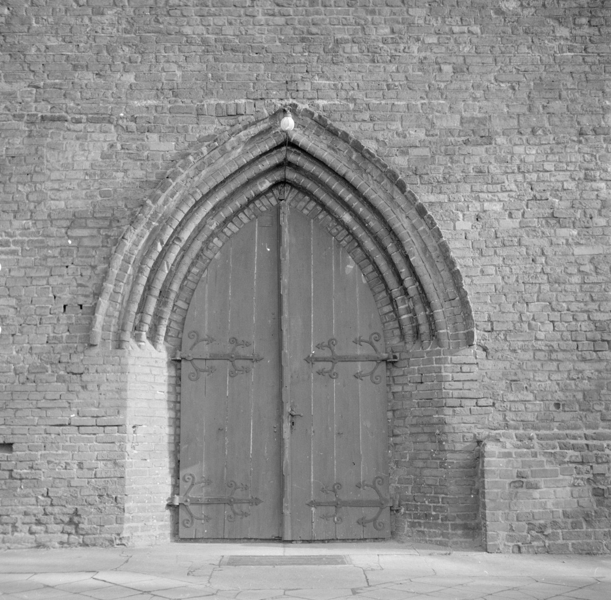 kościół św. Mikołaja - elewacja, portal uskokowy, skan 1