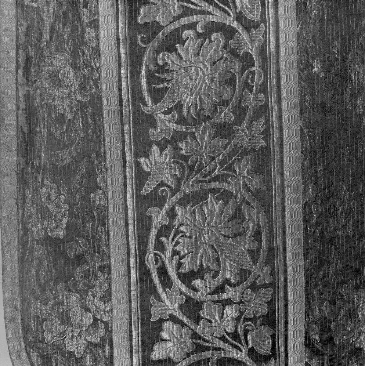 Kościół św. Wojciecha - Ornat. ok. 1870-80. Fragment kolumny i boków., skan 1