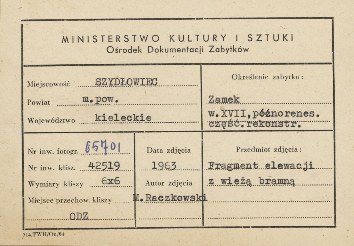 Zamek -  widok od strony zach. na wieżę bramną i fragment elewacji w trakcie remontu - metryczka, skan 1