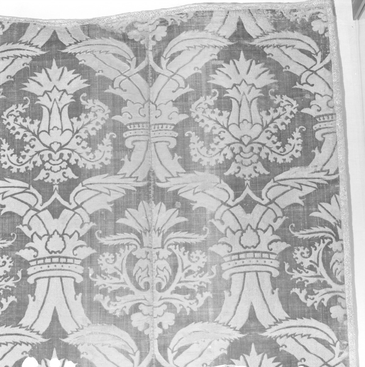 Skarbiec Diecezjalny - obicie z brokatu. Włochy - Wenecja. XVI wiek. Fragment wzoru "Oset i owoc Granatu", skan 1