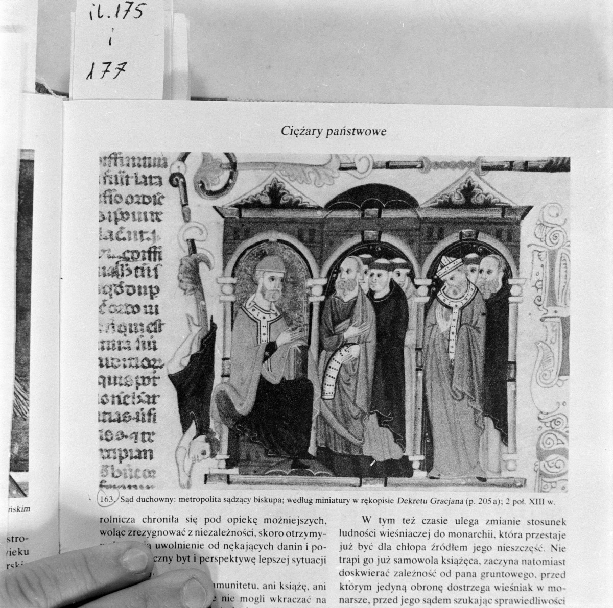 Kultura Polski Średniowiecznej X-XIII w. pod red. J. Dowiata (1985r.) - il. 163 sąd duchowny; metropolita sądzący biskupa; wg miniatury w rękopisie Dekretu Gracjana (2. poł. XIII w.), skan 1