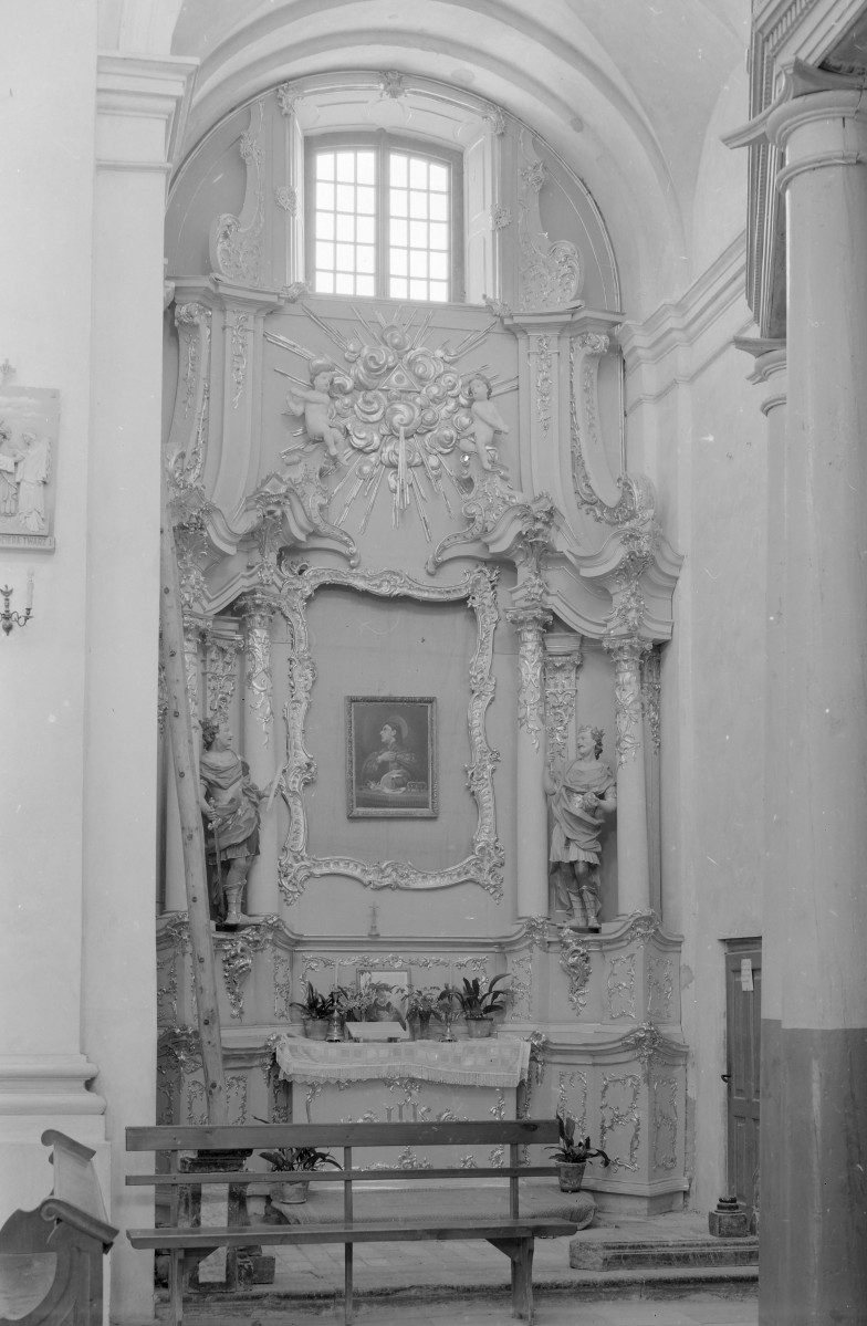 Kościół Niepokalanego Poczęcia Najświętszej Maryi Panny - wnętrze: kaplica boczna z ołtarzem, skan 1