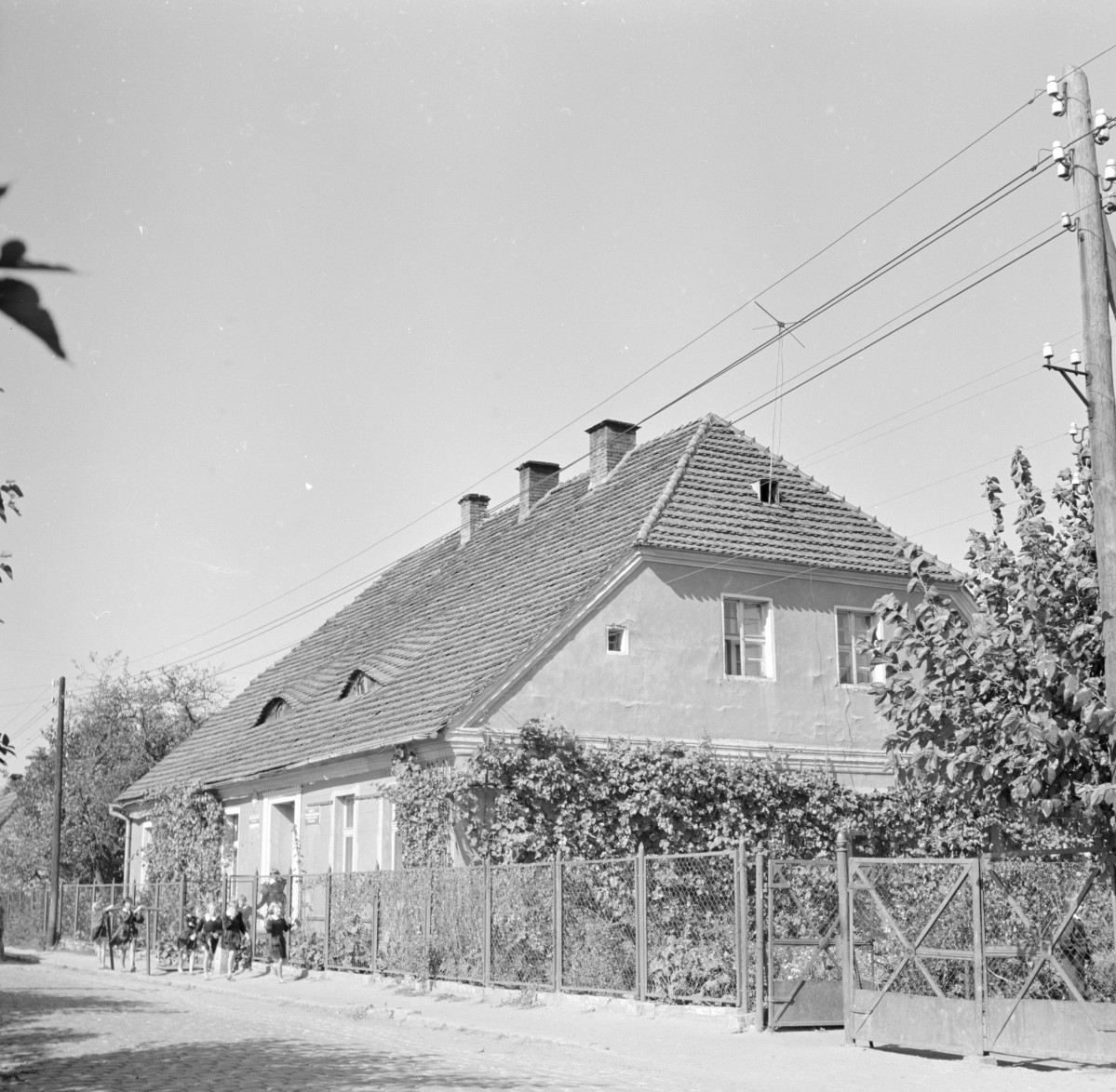 szkoła - elewacja frontowa i boczna, skan 1