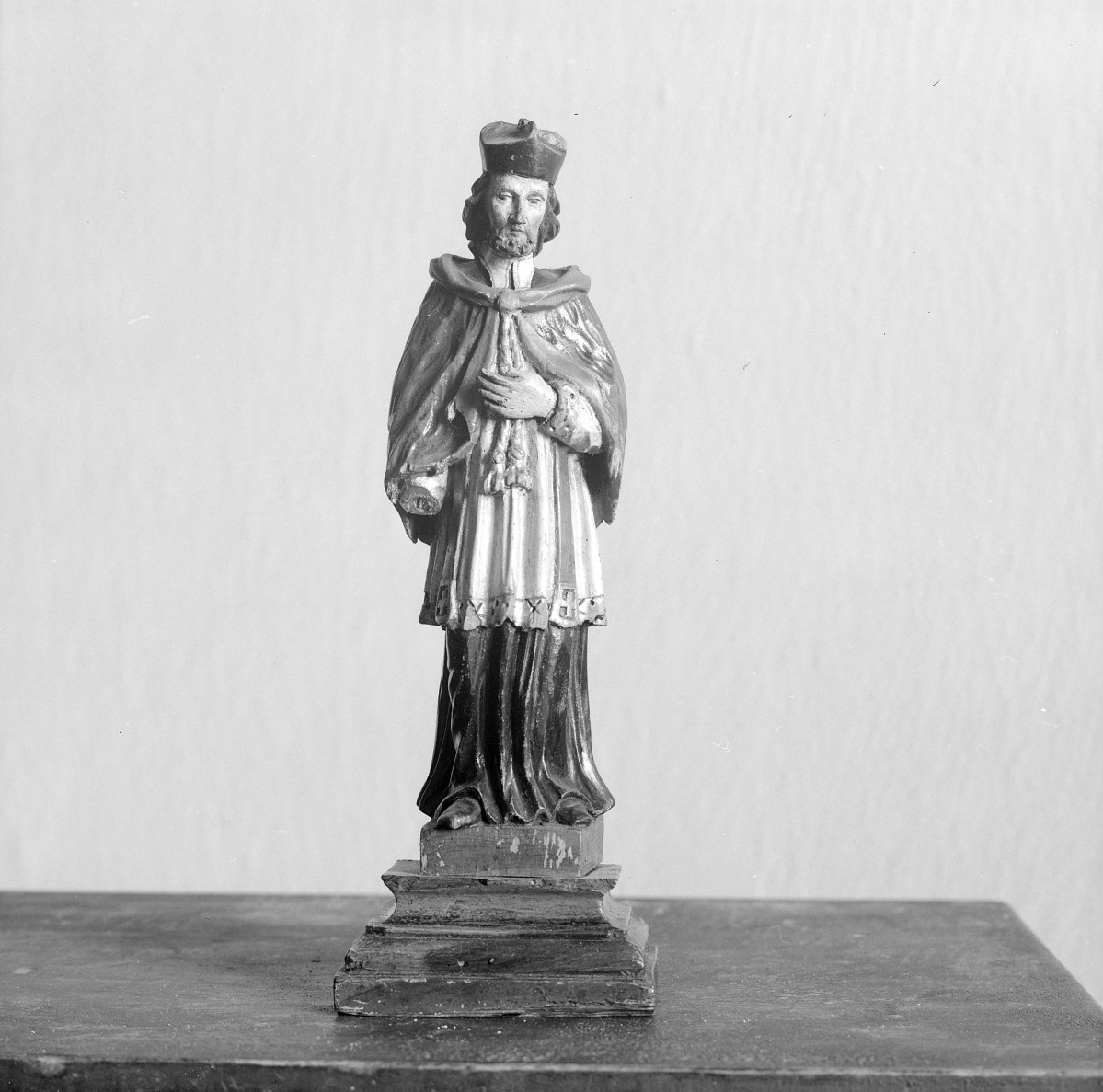 klasztor ss. Mniszek Benedyktynek - zbiory - rzeźba św. Jana Nepomucena z XVIII w., skan 1