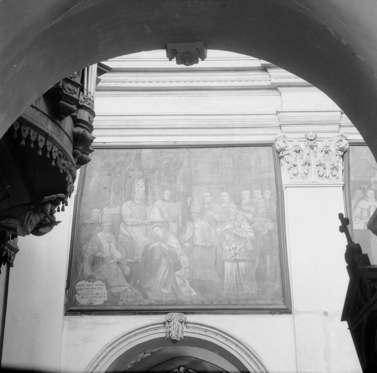 Bazyliki Wniebowzięcia NMP - wnętrze: obraz ze sceną z dziejów zakonu, kapitel, pilaster, skan 1