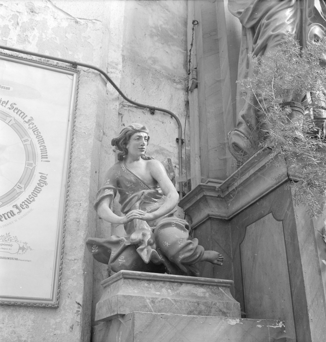 Bazylika kolegiacka św. apostołów Piotra i Pawła - wnętrze: figura świętej na cokole, skan 1