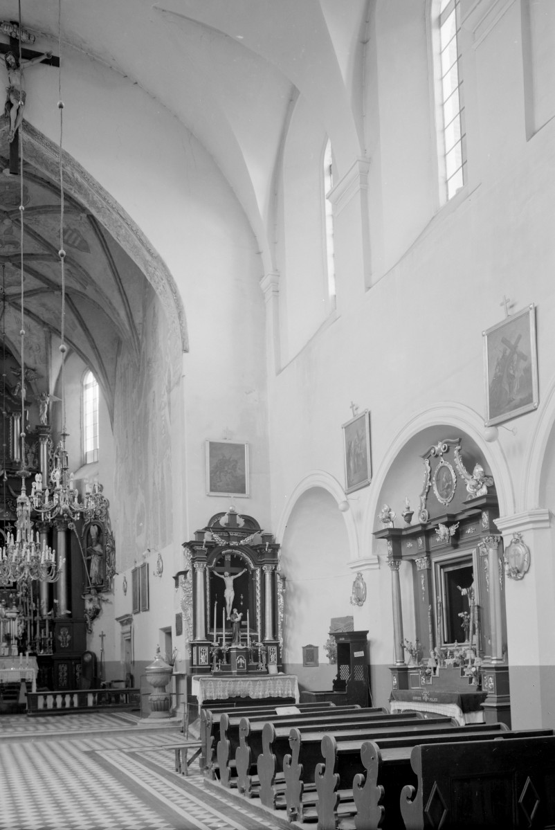 Kościół Trójcy Świętej i Narodzenia Najświętszej Maryi Panny - wnętrze: ściana nawy w prezbiterium, skan 1