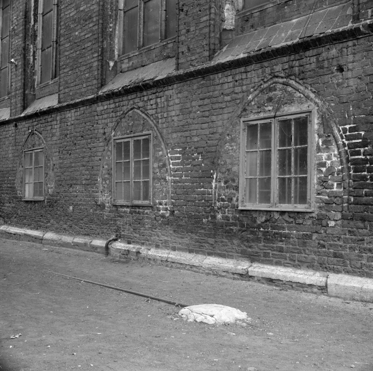 kościół rzymskokatolicki, ob. katedra pw. św. Mikołaja - elewacja południowa, część wschodnia, okna, skan 1