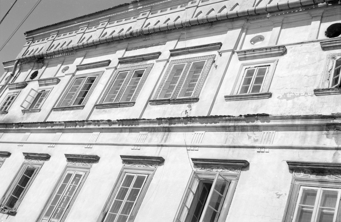 Zespół zamkowo - pałacowy: elewacja pałacu w typie "palazzo in fortezza". , skan 1