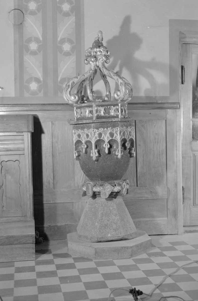 Kościół św. Jana Chrzciciela - wnętrze: chrzcielnica, skan 1