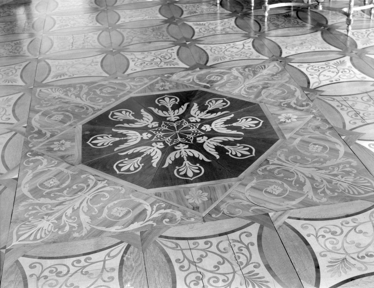 zamek magnacki Lubomirskich i Potockich - wnętrze - piętro I - Salon Bouchera - parkiet - fragment, skan 1