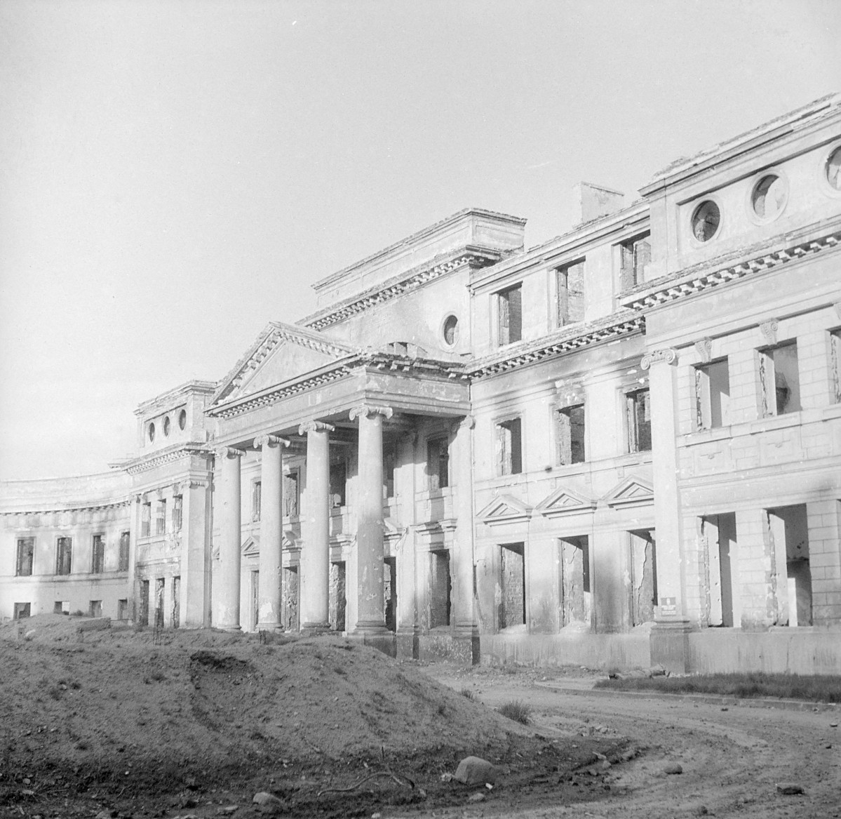 Pałac Prymasowski. Elewacja frontowa z frontonem., skan 1