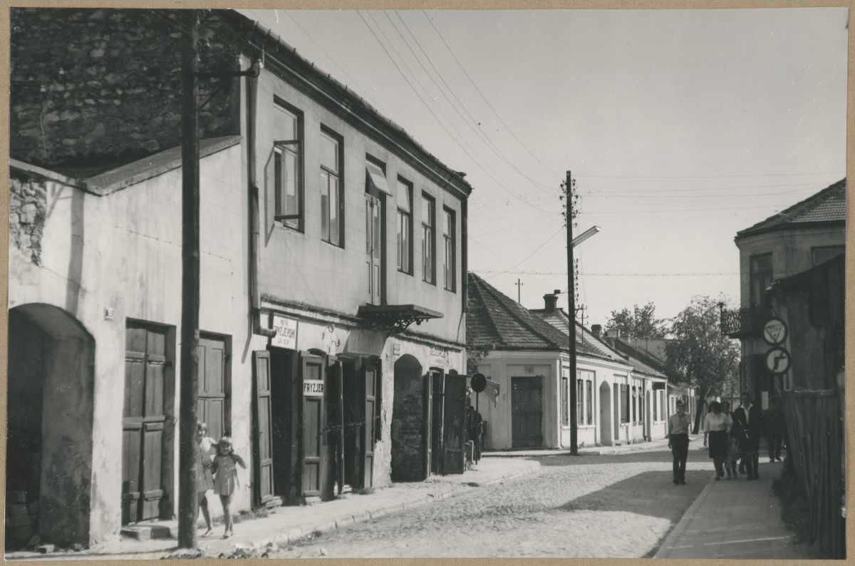 Widok fragmentu ulicy z zabudową , skan 1