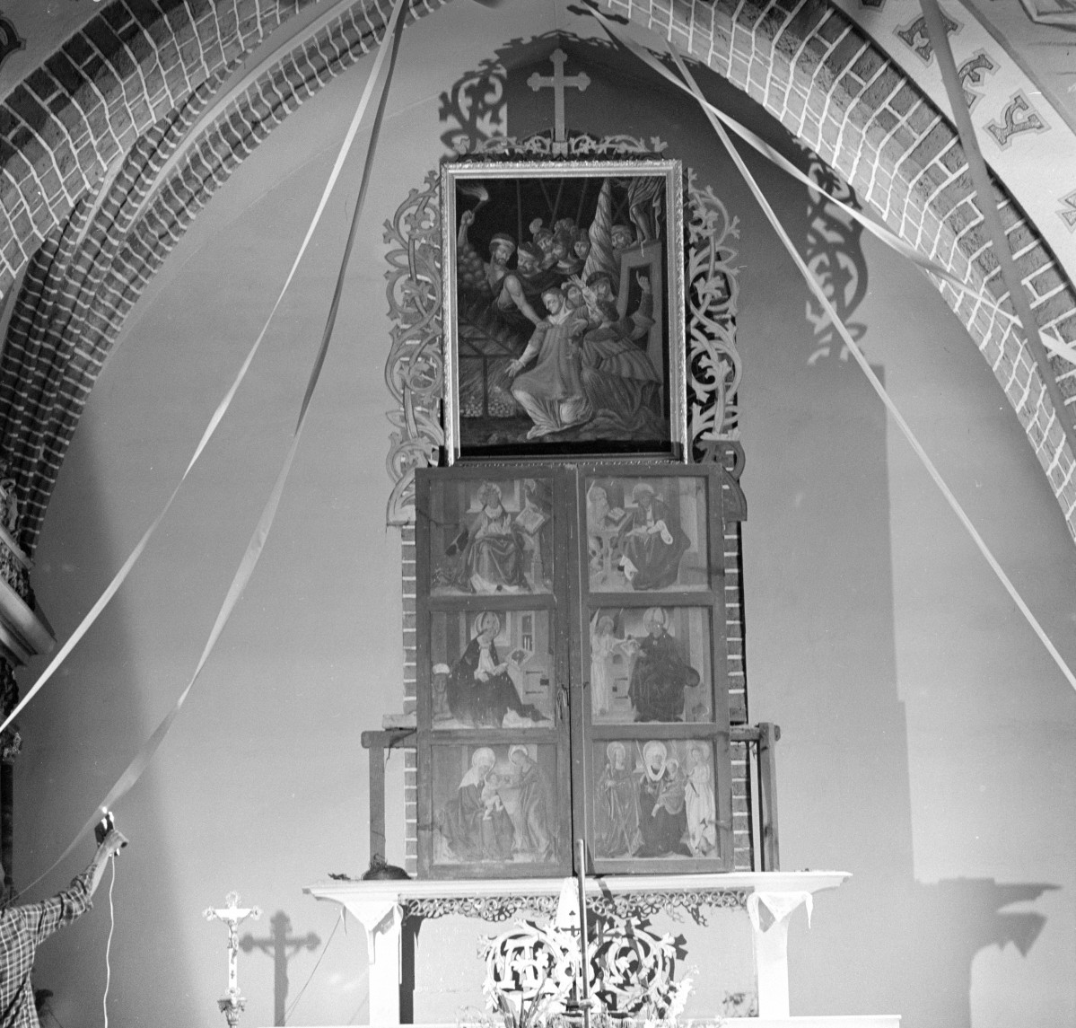 kościół parafialny pw. św. Wawrzyńca - wnętrze: ołtarz główny (zamknięty), skan 1