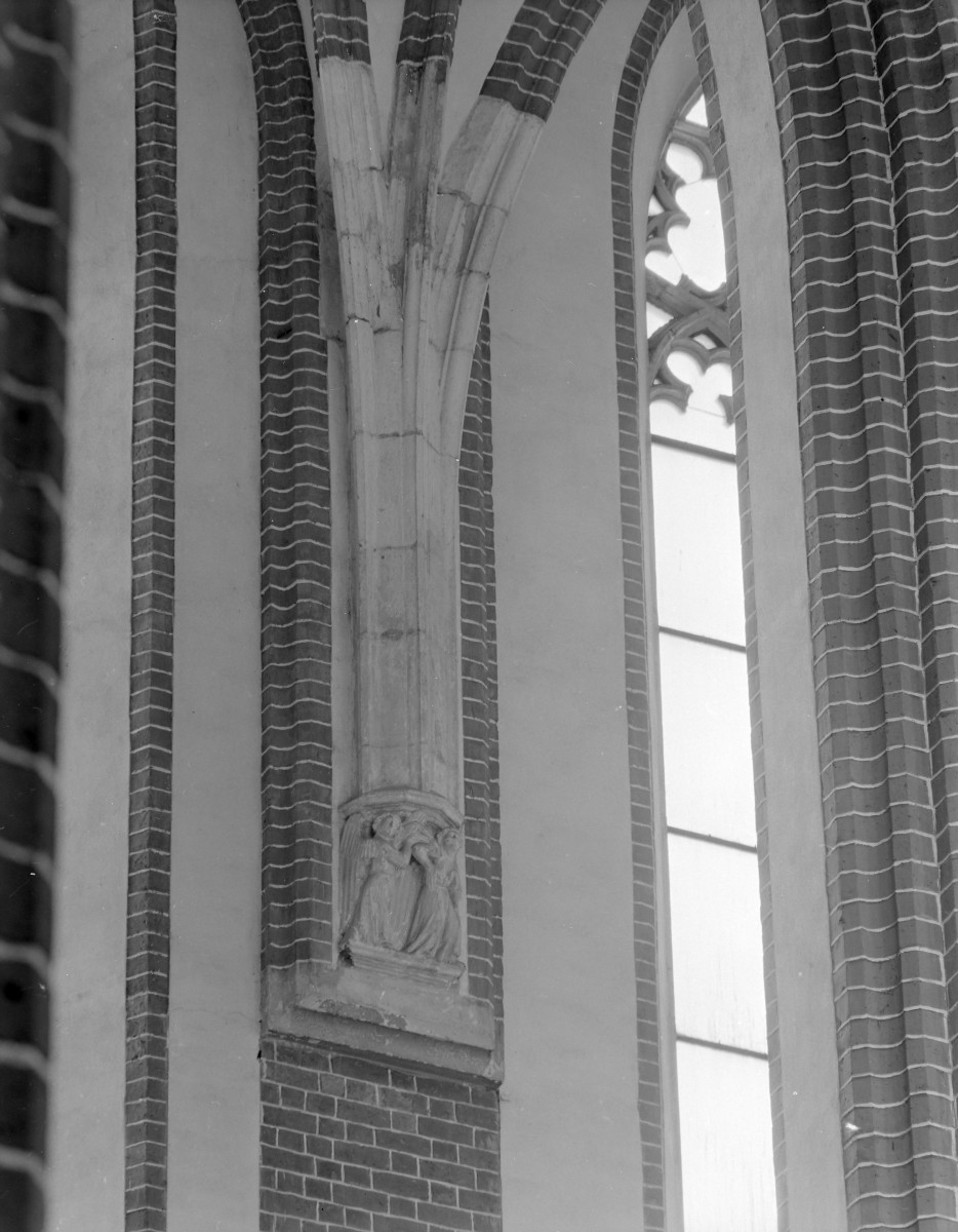 Kościół Najświętszej Marii Panny - wnętrze, żebra sklepienia oraz wspornik, fragment manswerk, skan 1