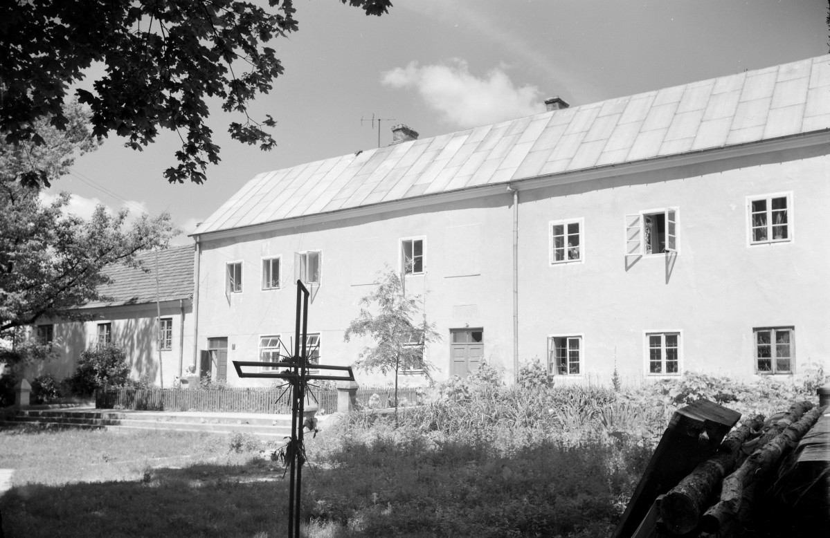 Kościół św. Stanisława Biskupa i Męczennika i św. Małgorzaty - elewacja plebani., skan 1