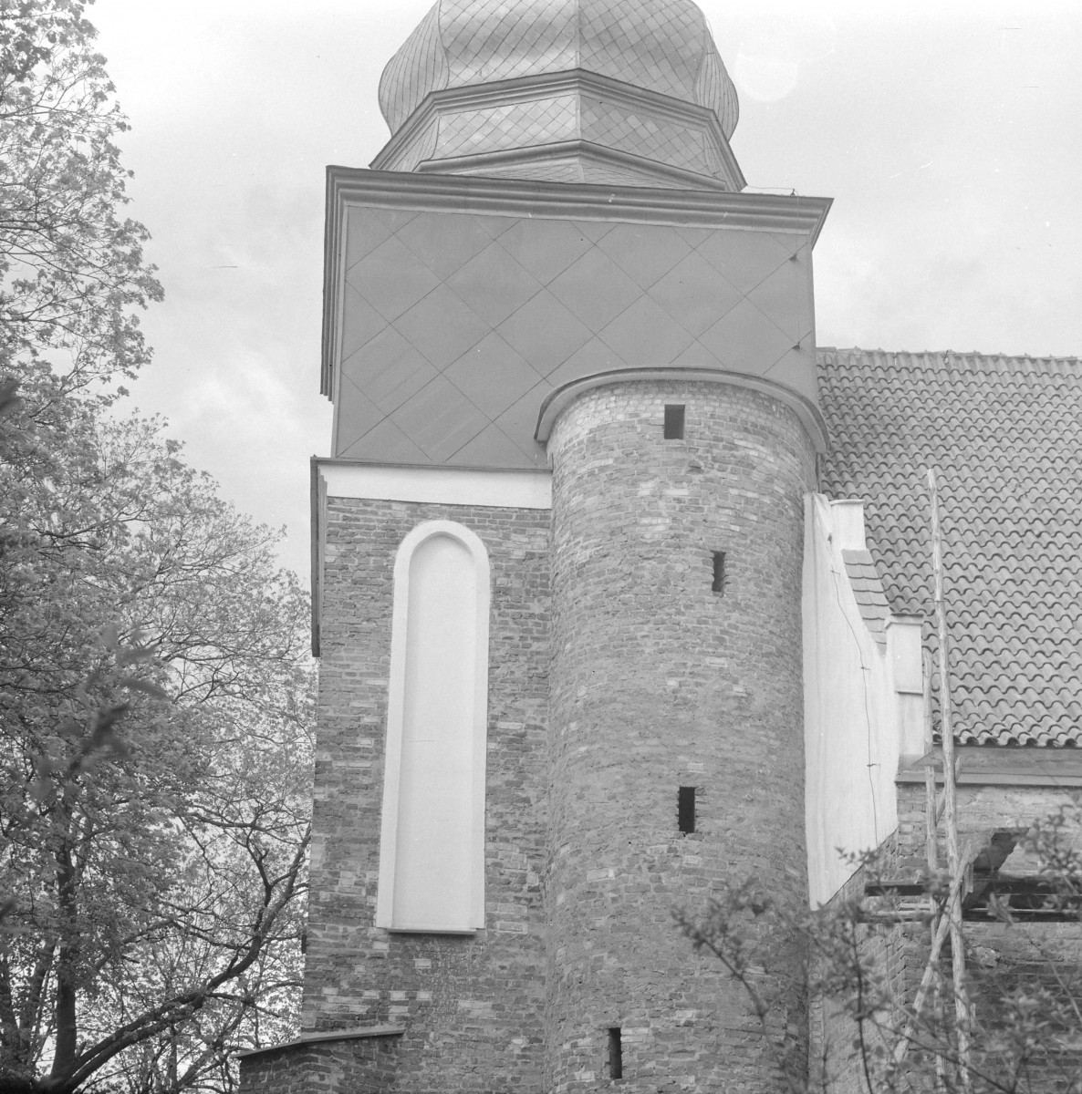 kościół filialny pw. św. Andrzeja - fragment wieży od południa, skan 1