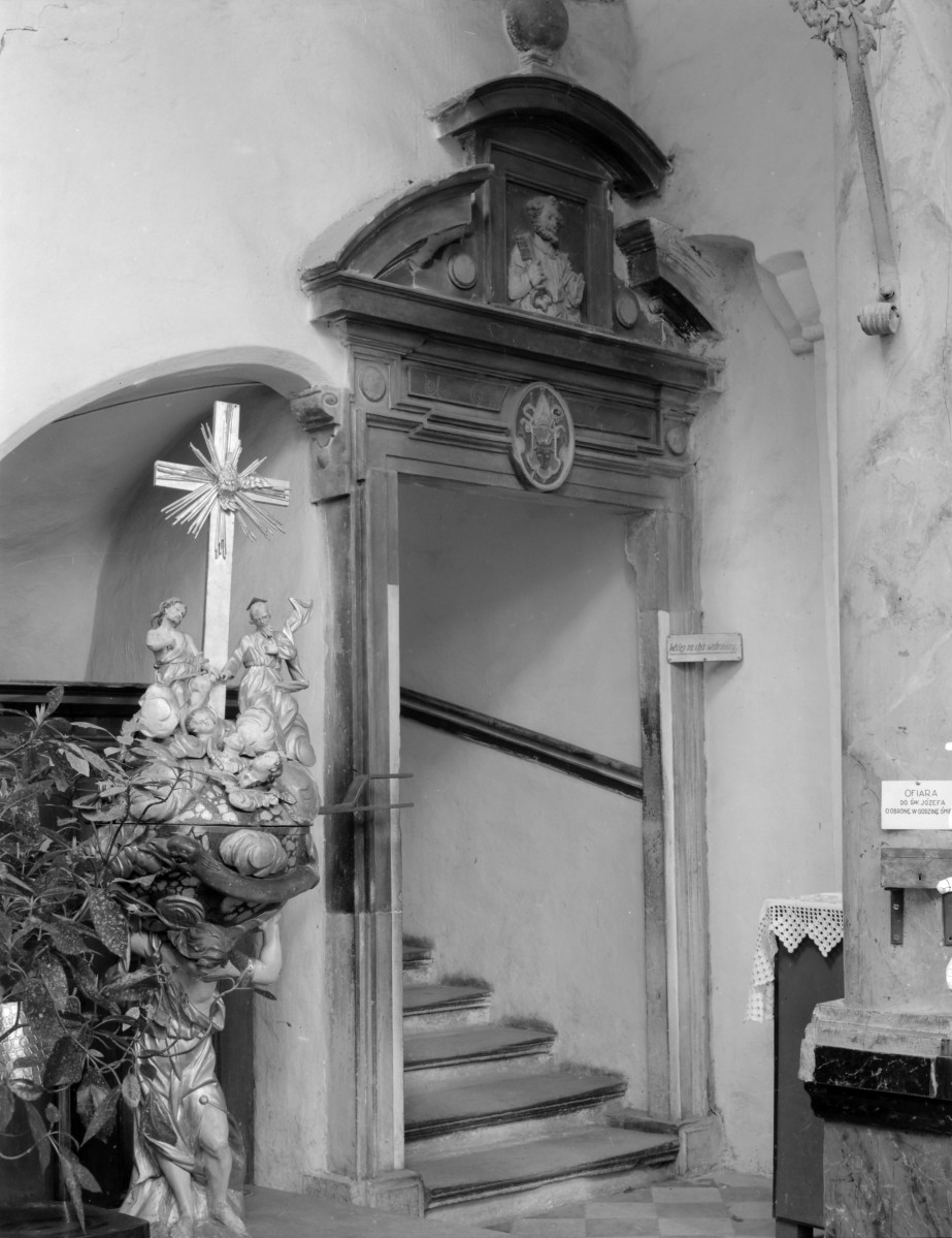 kościół M.B. Królowej - portal do dormitorium, skan 1