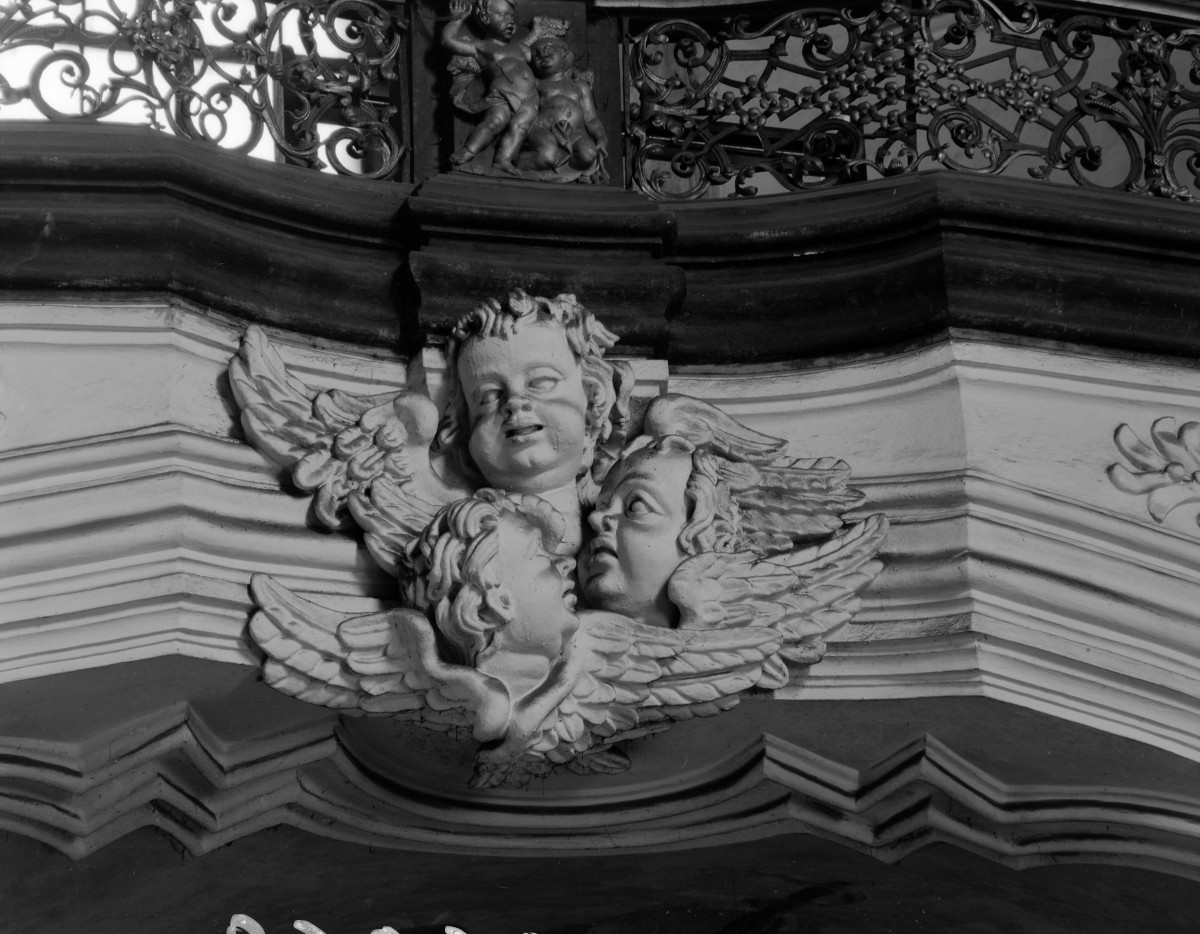 klasztor Benedyktynek - kościół pw. Wniebowzięcia Najświętszej Maryi Panny - wnętrze - transept - dekoracje gzymsowania, skan 1