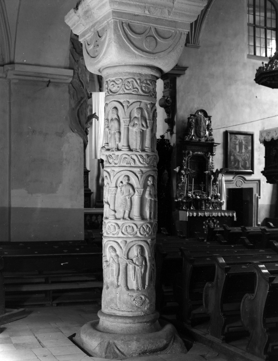 Kościół pw. Świętej Trójcy - nawa główna. Kolumna romańska. Bogate detale, skan 1