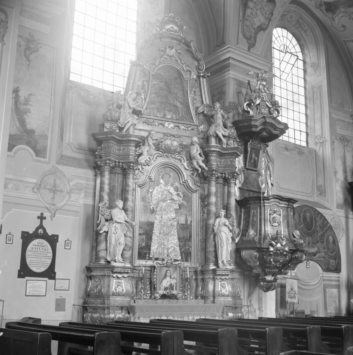 kościół klasztorny jezuitów pw. Nawiedzenia NMP - wnętrze, ołtarz boczny, skan 1