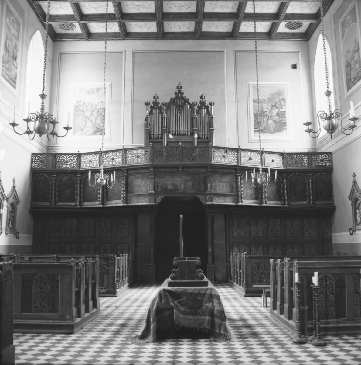 Kościół św. Jadwigi - wnętrze: chór muzyczny, prospekt organowy, skan 1