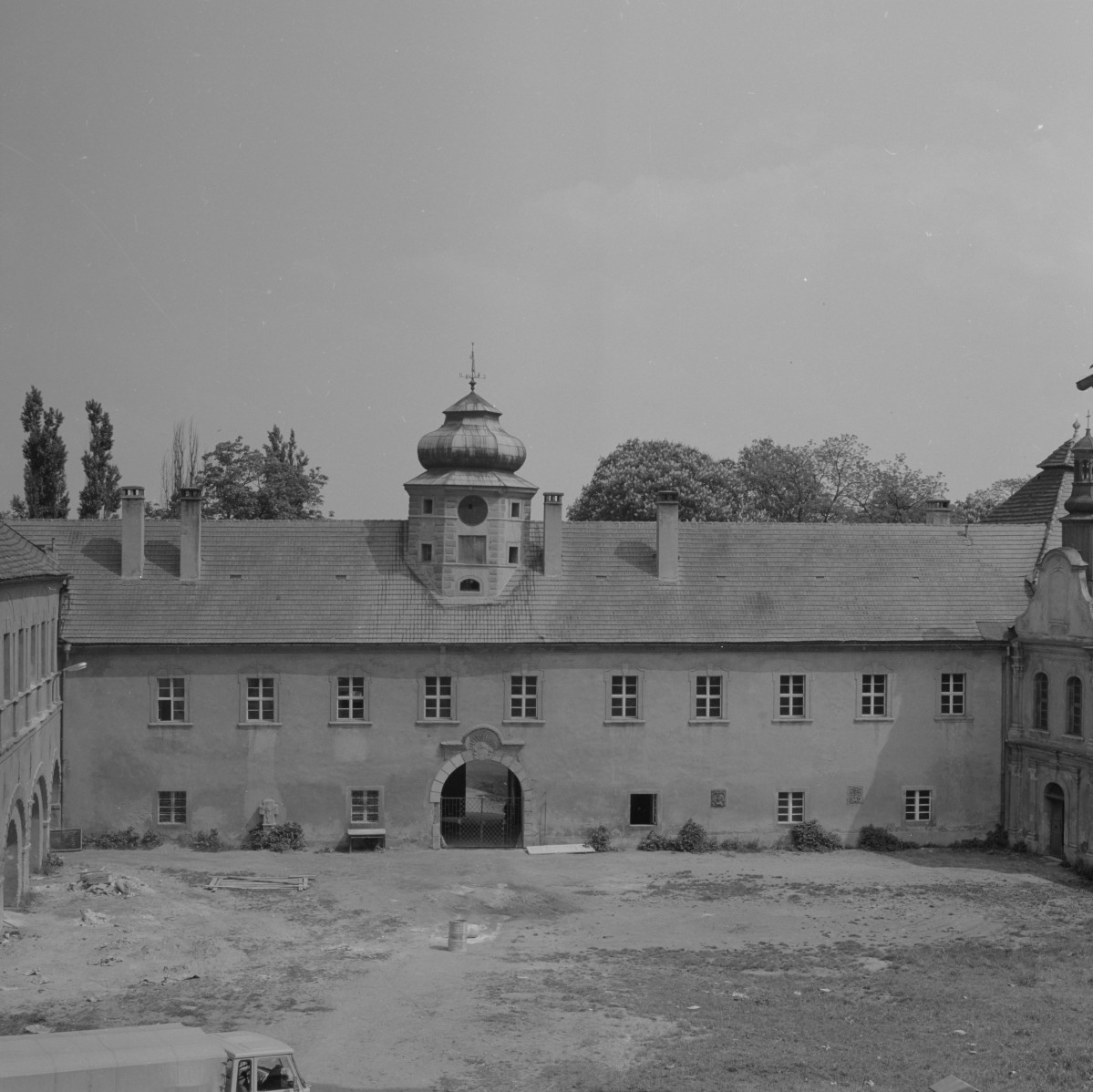 zamek Oppersdorffów - zamek dolny - dziedziniec - widok na skrzydło wschodnie z bramą, skan 1