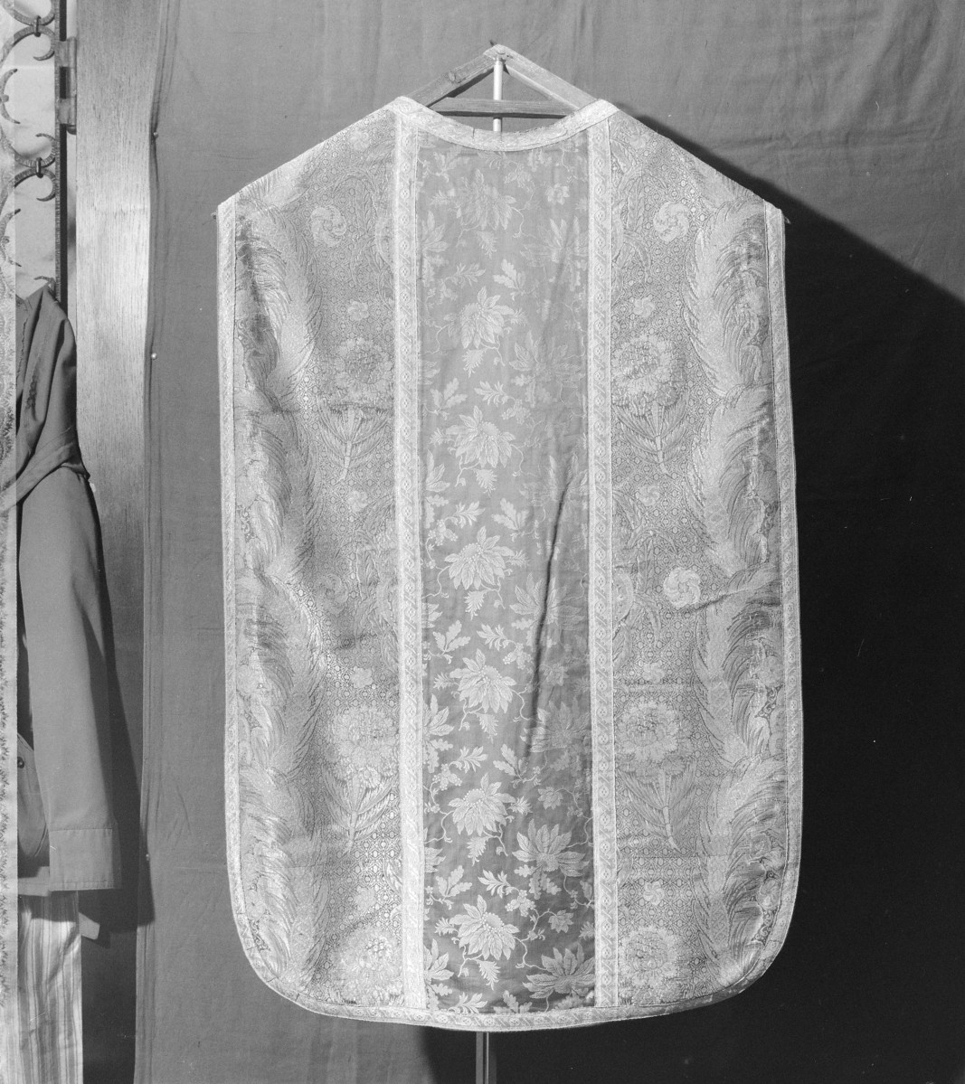 Skarbiec Katedralny - Ornat. kapa, dalmatyka. Francja ok. 1720-25. Całość, tył., skan 1