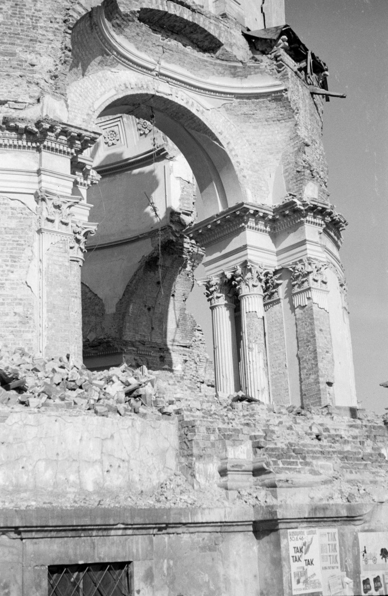 Zniszczony kościół św. Aleksandra. Fragment ruin. , skan 1
